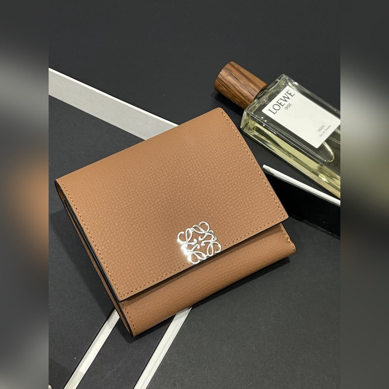 對折短款錢包出貨、 采用鵝卵石頭紋牛皮、 內裡小牛皮，卡位，拉鍊口袋， 可放大