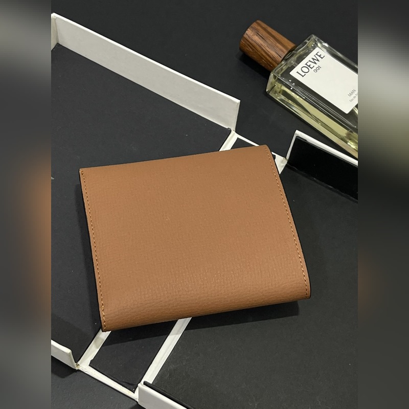 對折短款錢包出貨、 采用鵝卵石頭紋牛皮、 內裡小牛皮，卡位，拉鍊口袋， 可放大