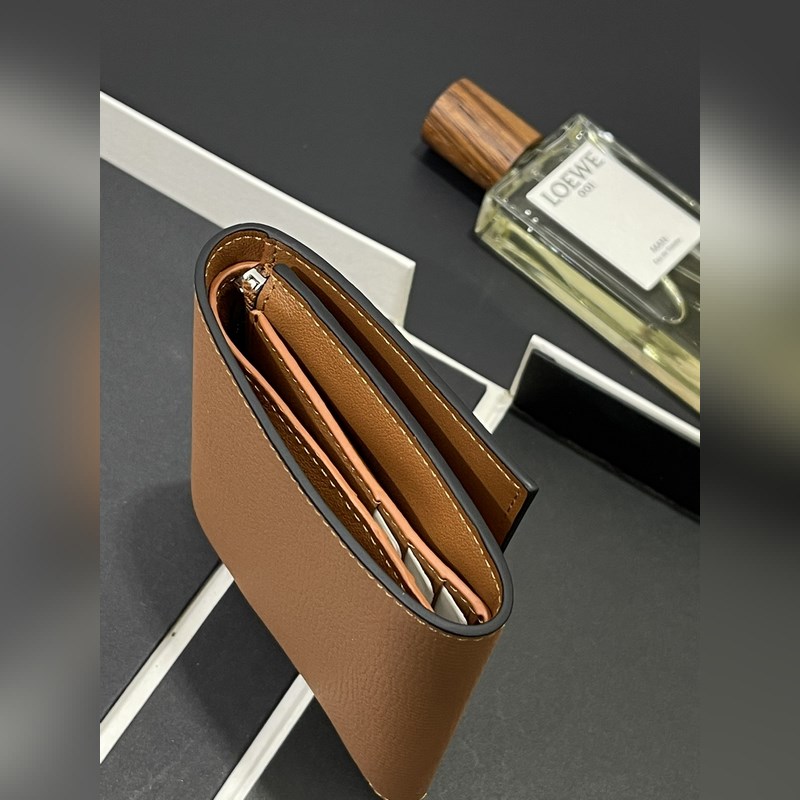 對折短款錢包出貨、 采用鵝卵石頭紋牛皮、 內裡小牛皮，卡位，拉鍊口袋， 可放大