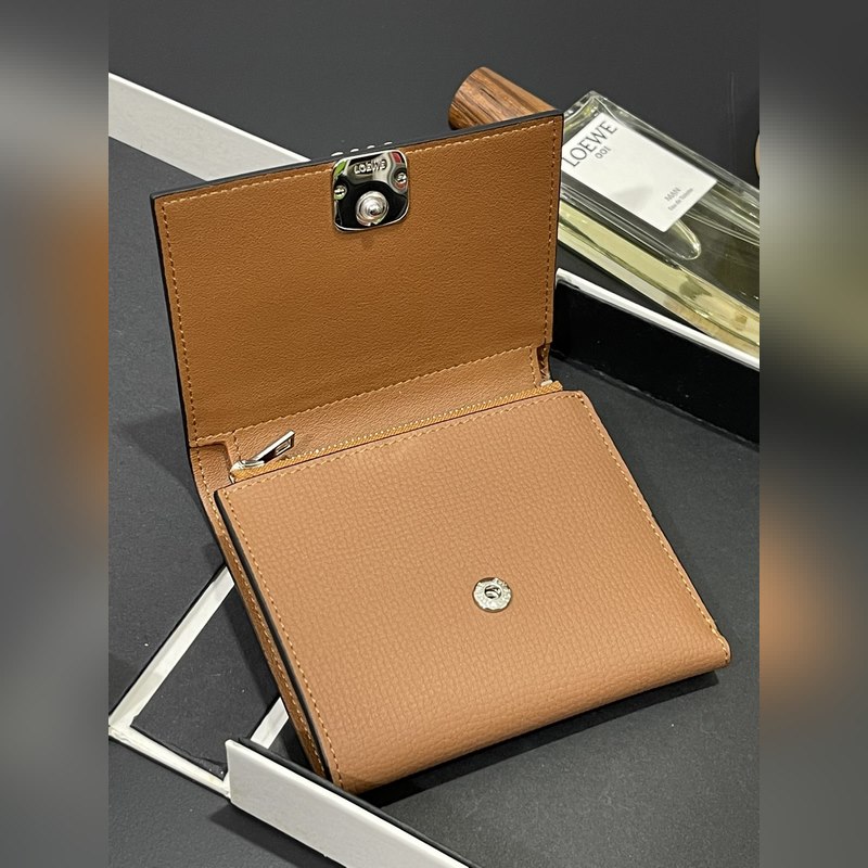 對折短款錢包出貨、 采用鵝卵石頭紋牛皮、 內裡小牛皮，卡位，拉鍊口袋， 可放大