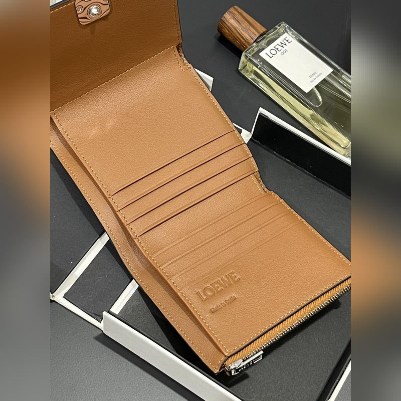 對折短款錢包出貨、 采用鵝卵石頭紋牛皮、 內裡小牛皮，卡位，拉鍊口袋， 可放大