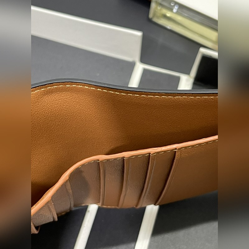 對折短款錢包出貨、 采用鵝卵石頭紋牛皮、 內裡小牛皮，卡位，拉鍊口袋， 可放大