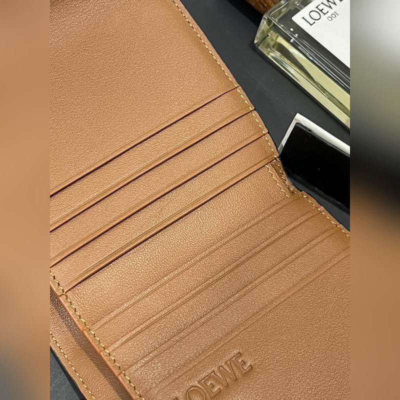 對折短款錢包出貨、 采用鵝卵石頭紋牛皮、 內裡小牛皮，卡位，拉鍊口袋， 可放大