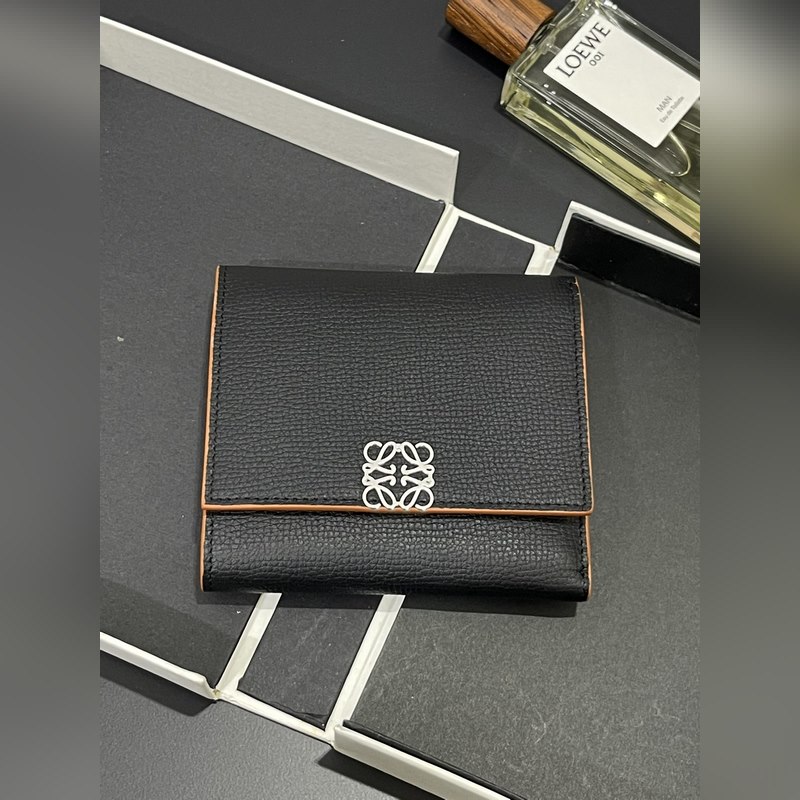 對折短款錢包出貨、 采用鵝卵石頭紋牛皮、 內裡小牛皮，卡位，拉鍊口袋， 可放大