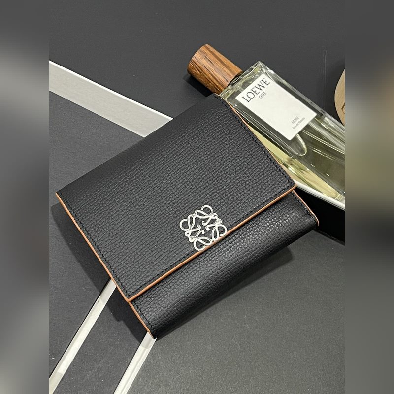 對折短款錢包出貨、 采用鵝卵石頭紋牛皮、 內裡小牛皮，卡位，拉鍊口袋， 可放大