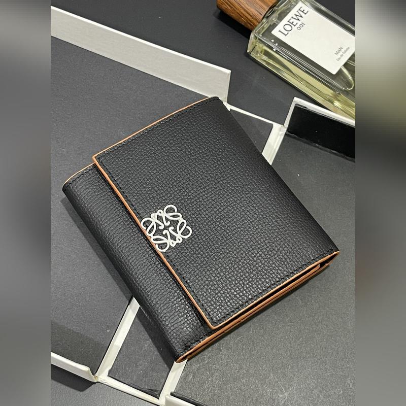 對折短款錢包出貨、 采用鵝卵石頭紋牛皮、 內裡小牛皮，卡位，拉鍊口袋， 可放大