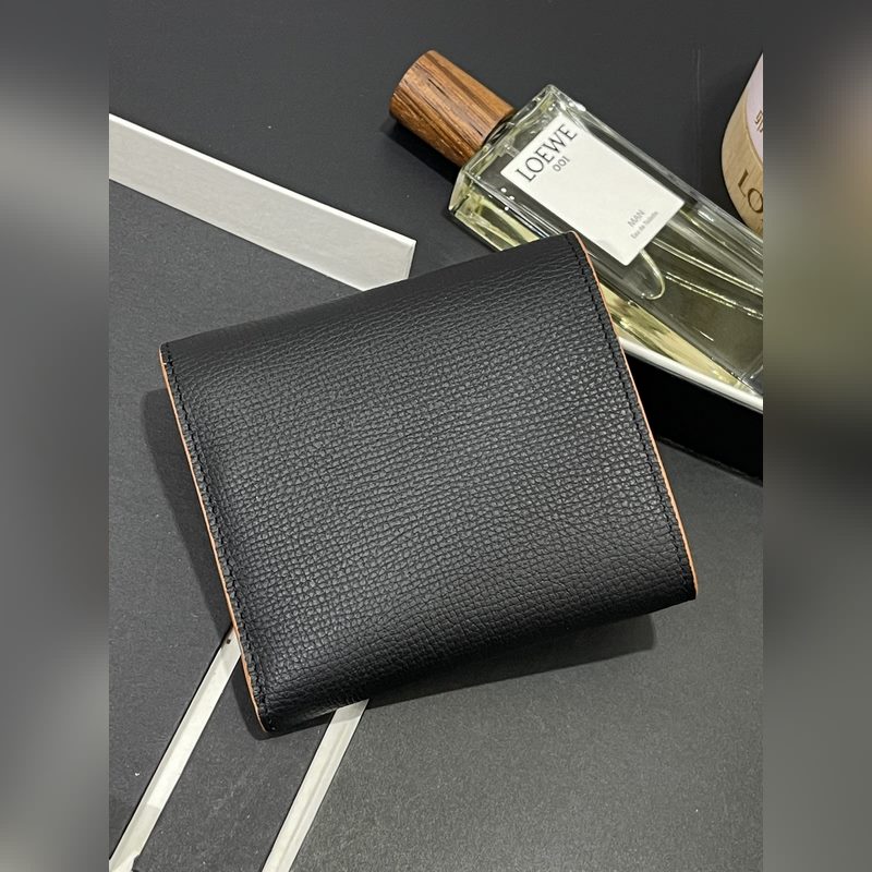 對折短款錢包出貨、 采用鵝卵石頭紋牛皮、 內裡小牛皮，卡位，拉鍊口袋， 可放大