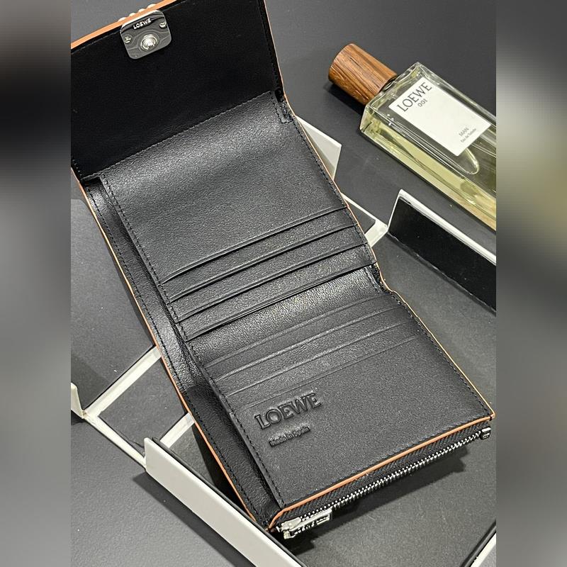 對折短款錢包出貨、 采用鵝卵石頭紋牛皮、 內裡小牛皮，卡位，拉鍊口袋， 可放大