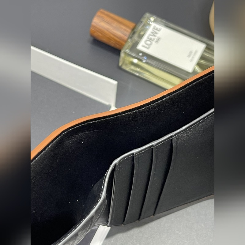 對折短款錢包出貨、 采用鵝卵石頭紋牛皮、 內裡小牛皮，卡位，拉鍊口袋， 可放大