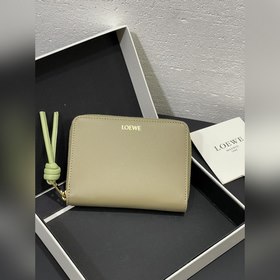 亮面納帕牛皮繩結(jié)拉鍊錢包，內(nèi)裡綿羊皮、拼色繩結(jié)拉牌，六個(gè)卡位和拉鍊隔層。正品￥