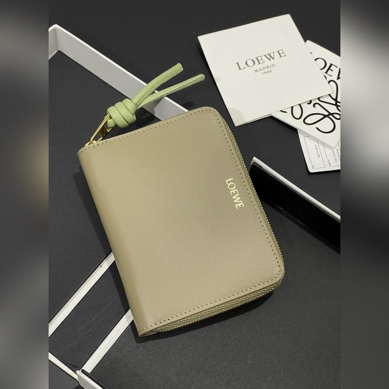 亮面納帕牛皮繩結(jié)拉鍊錢包，內(nèi)裡綿羊皮、拼色繩結(jié)拉牌，六個(gè)卡位和拉鍊隔層。正品￥