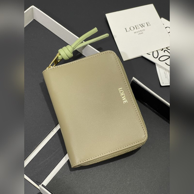 亮面納帕牛皮繩結(jié)拉鍊錢包，內(nèi)裡綿羊皮、拼色繩結(jié)拉牌，六個(gè)卡位和拉鍊隔層。正品￥