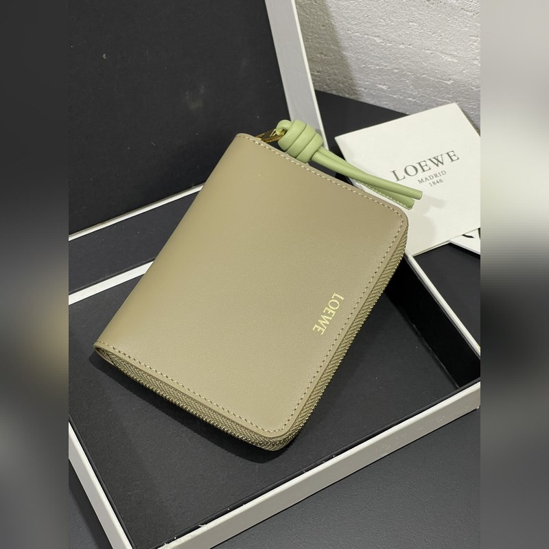 亮面納帕牛皮繩結(jié)拉鍊錢包，內(nèi)裡綿羊皮、拼色繩結(jié)拉牌，六個(gè)卡位和拉鍊隔層。正品￥