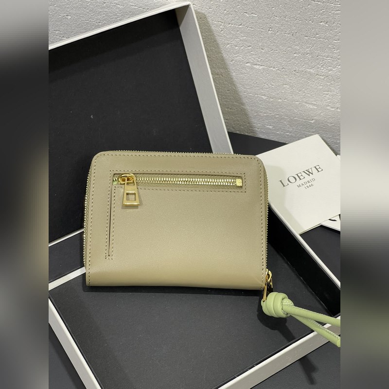 亮面納帕牛皮繩結(jié)拉鍊錢包，內(nèi)裡綿羊皮、拼色繩結(jié)拉牌，六個(gè)卡位和拉鍊隔層。正品￥