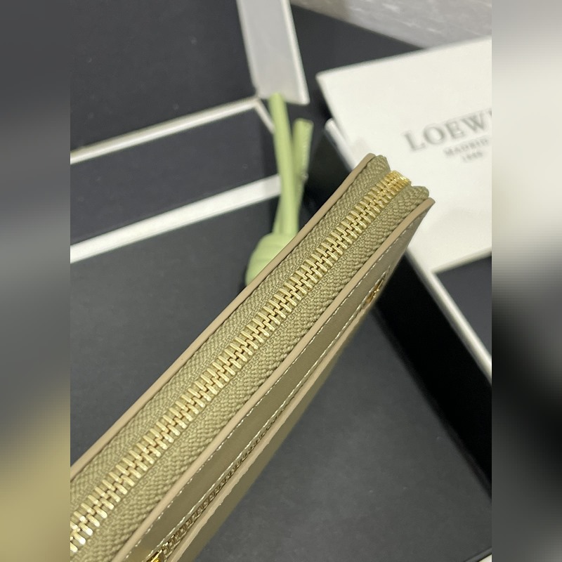 亮面納帕牛皮繩結(jié)拉鍊錢包，內(nèi)裡綿羊皮、拼色繩結(jié)拉牌，六個(gè)卡位和拉鍊隔層。正品￥