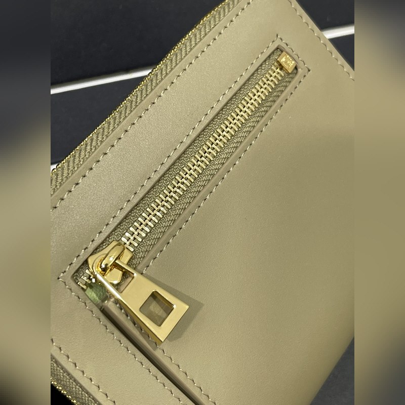 亮面納帕牛皮繩結(jié)拉鍊錢包，內(nèi)裡綿羊皮、拼色繩結(jié)拉牌，六個(gè)卡位和拉鍊隔層。正品￥