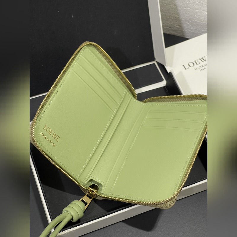 亮面納帕牛皮繩結(jié)拉鍊錢包，內(nèi)裡綿羊皮、拼色繩結(jié)拉牌，六個(gè)卡位和拉鍊隔層。正品￥