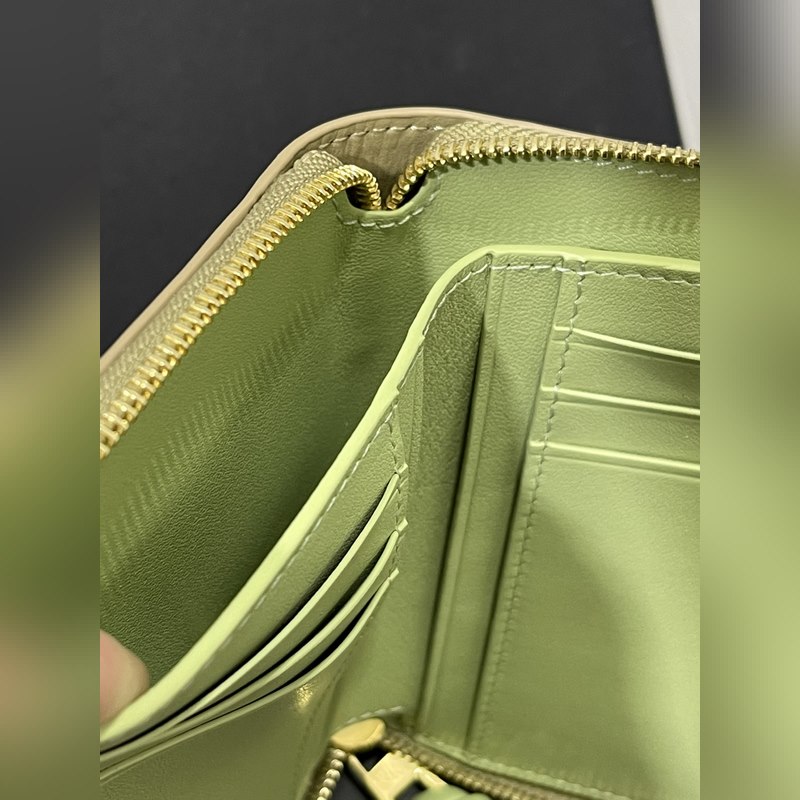 亮面納帕牛皮繩結(jié)拉鍊錢包，內(nèi)裡綿羊皮、拼色繩結(jié)拉牌，六個(gè)卡位和拉鍊隔層。正品￥