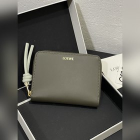 亮面納帕牛皮繩結(jié)拉鍊錢包，內(nèi)裡綿羊皮、拼色繩結(jié)拉牌，六個(gè)卡位和拉鍊隔層。正品￥