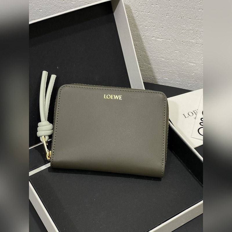 亮面納帕牛皮繩結拉鍊錢包，內裡綿羊皮、拼色繩結拉牌，六個卡位和拉鍊隔層。正品￥