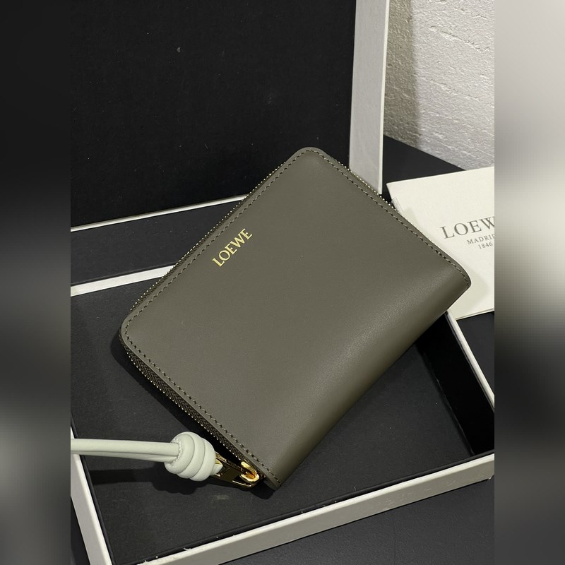 亮面納帕牛皮繩結拉鍊錢包，內裡綿羊皮、拼色繩結拉牌，六個卡位和拉鍊隔層。正品￥