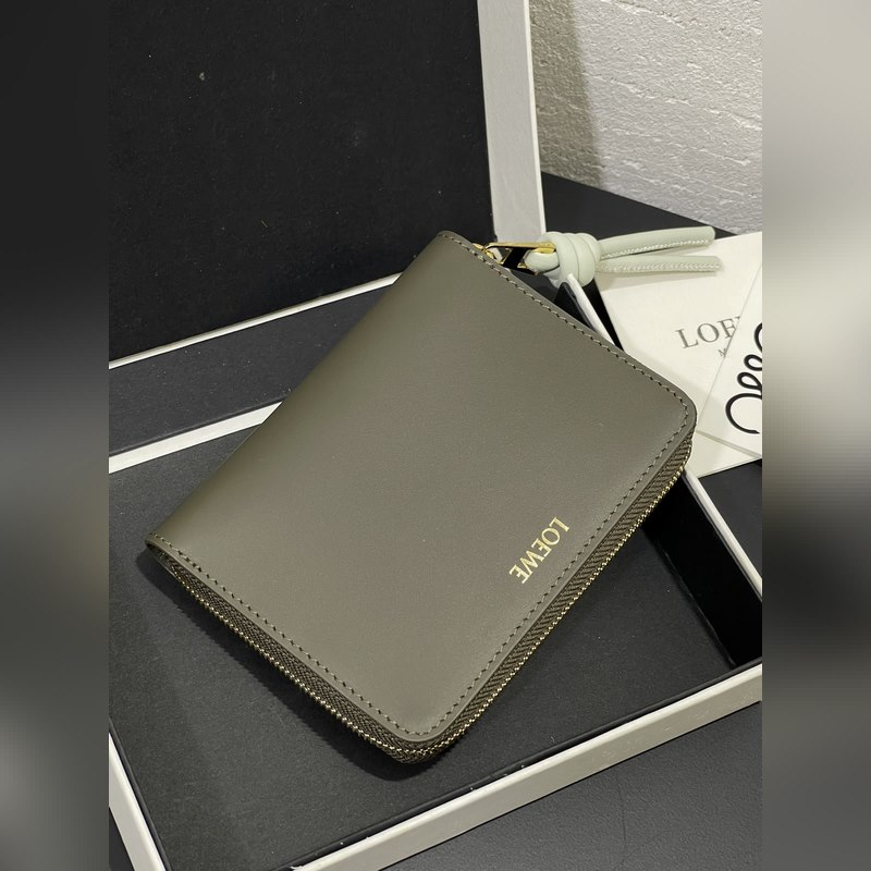 亮面納帕牛皮繩結拉鍊錢包，內裡綿羊皮、拼色繩結拉牌，六個卡位和拉鍊隔層。正品￥