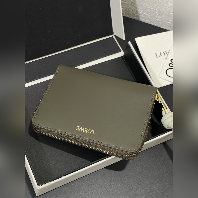 亮面納帕牛皮繩結拉鍊錢包，內裡綿羊皮、拼色繩結拉牌，六個卡位和拉鍊隔層。正品￥