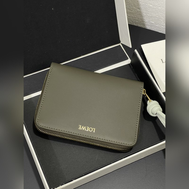 亮面納帕牛皮繩結拉鍊錢包，內裡綿羊皮、拼色繩結拉牌，六個卡位和拉鍊隔層。正品￥