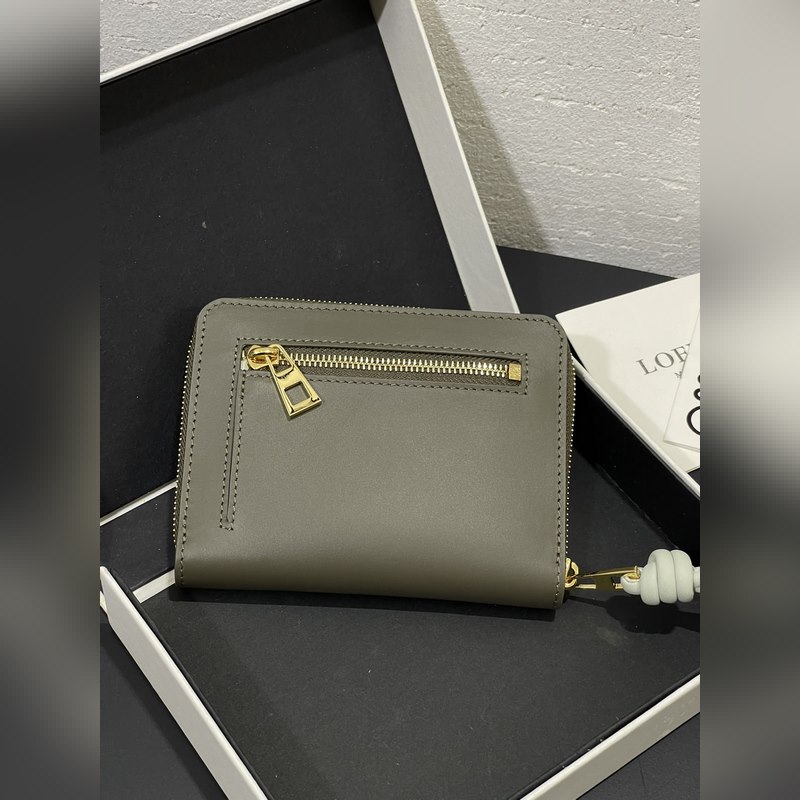 亮面納帕牛皮繩結拉鍊錢包，內裡綿羊皮、拼色繩結拉牌，六個卡位和拉鍊隔層。正品￥