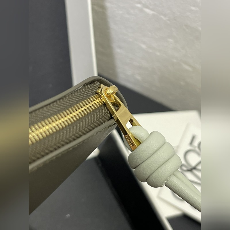 亮面納帕牛皮繩結拉鍊錢包，內裡綿羊皮、拼色繩結拉牌，六個卡位和拉鍊隔層。正品￥