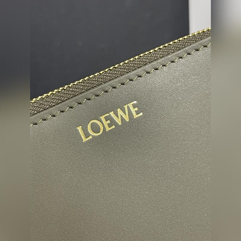 亮面納帕牛皮繩結拉鍊錢包，內裡綿羊皮、拼色繩結拉牌，六個卡位和拉鍊隔層。正品￥