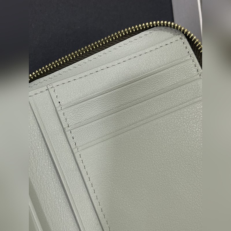 亮面納帕牛皮繩結拉鍊錢包，內裡綿羊皮、拼色繩結拉牌，六個卡位和拉鍊隔層。正品￥