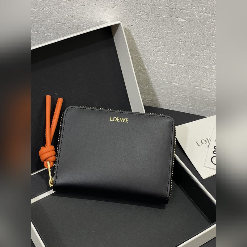 亮面納帕牛皮繩結拉鍊錢包，內裡綿羊皮、拼色繩結拉牌，六個卡位和拉鍊隔層。正品￥