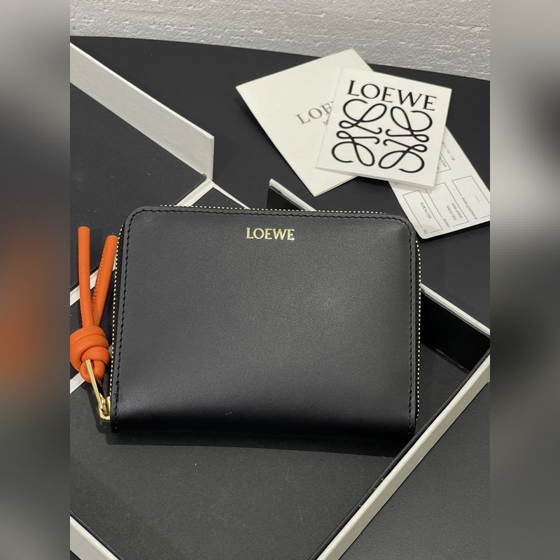 亮面納帕牛皮繩結拉鍊錢包，內裡綿羊皮、拼色繩結拉牌，六個卡位和拉鍊隔層。正品￥