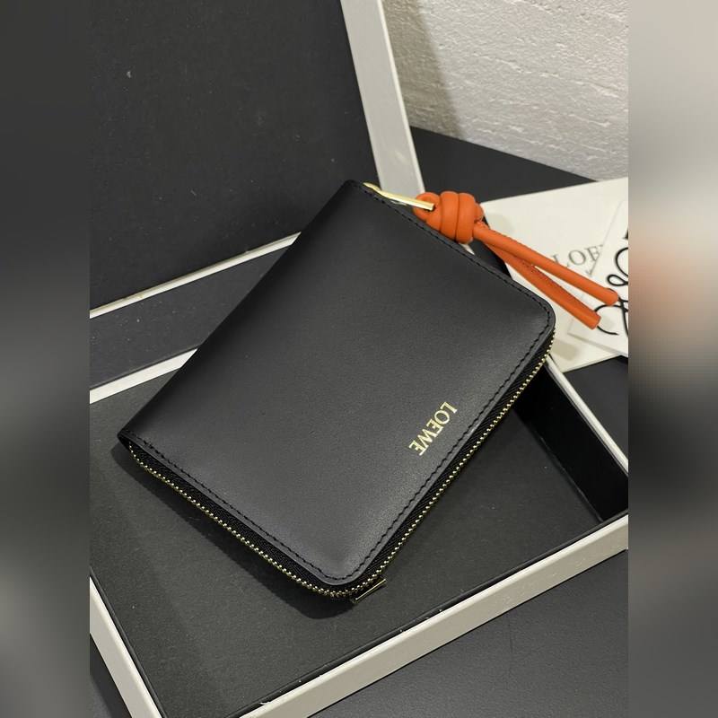 亮面納帕牛皮繩結拉鍊錢包，內裡綿羊皮、拼色繩結拉牌，六個卡位和拉鍊隔層。正品￥