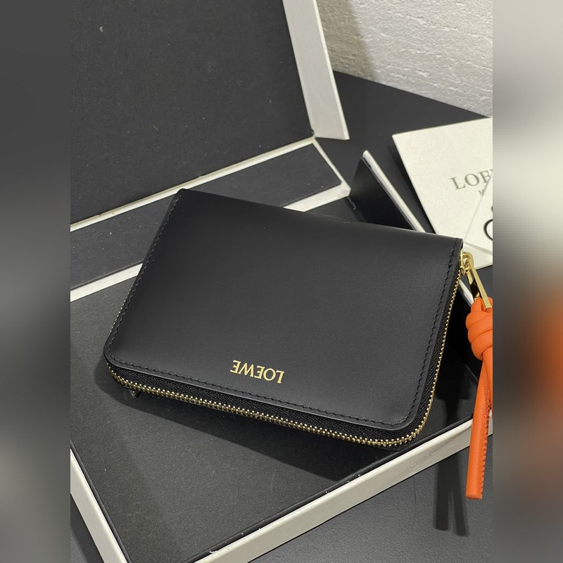 亮面納帕牛皮繩結拉鍊錢包，內裡綿羊皮、拼色繩結拉牌，六個卡位和拉鍊隔層。正品￥