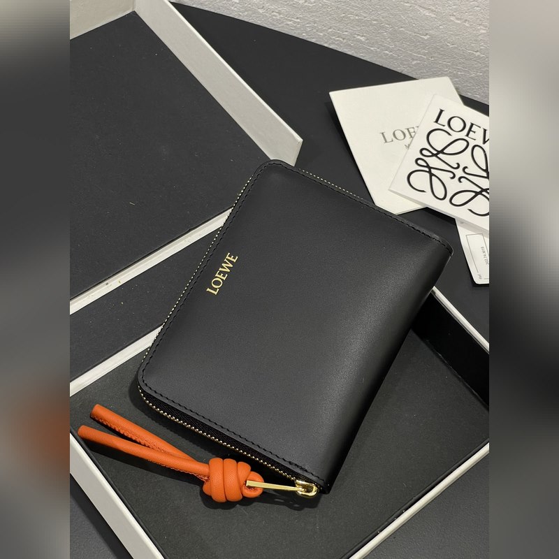 亮面納帕牛皮繩結拉鍊錢包，內裡綿羊皮、拼色繩結拉牌，六個卡位和拉鍊隔層。正品￥