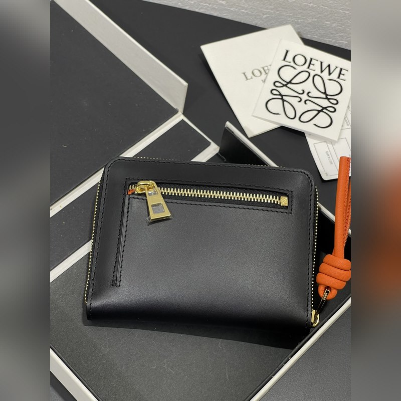 亮面納帕牛皮繩結拉鍊錢包，內裡綿羊皮、拼色繩結拉牌，六個卡位和拉鍊隔層。正品￥