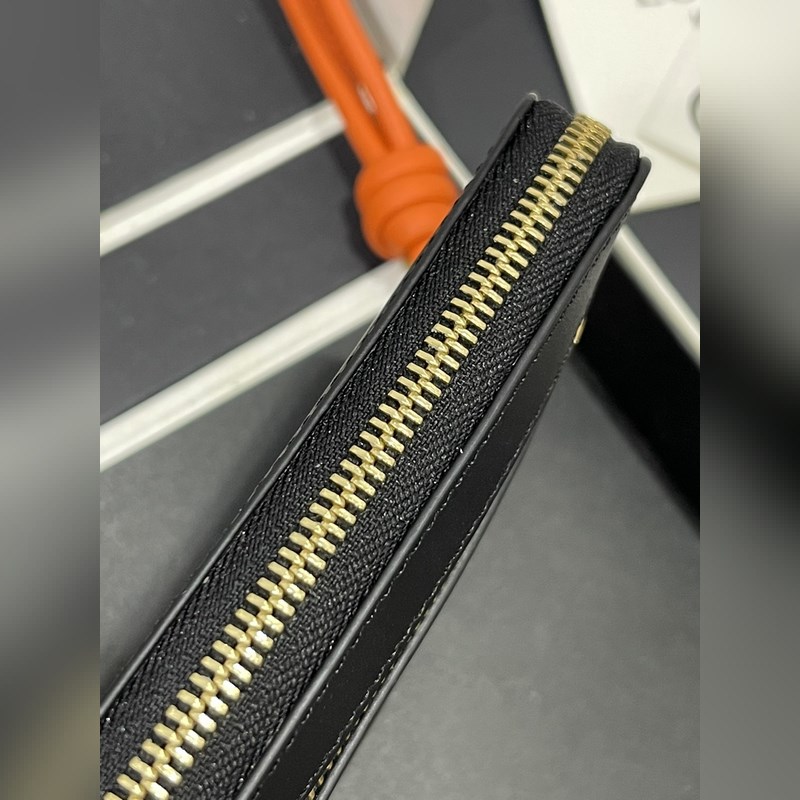 亮面納帕牛皮繩結拉鍊錢包，內裡綿羊皮、拼色繩結拉牌，六個卡位和拉鍊隔層。正品￥