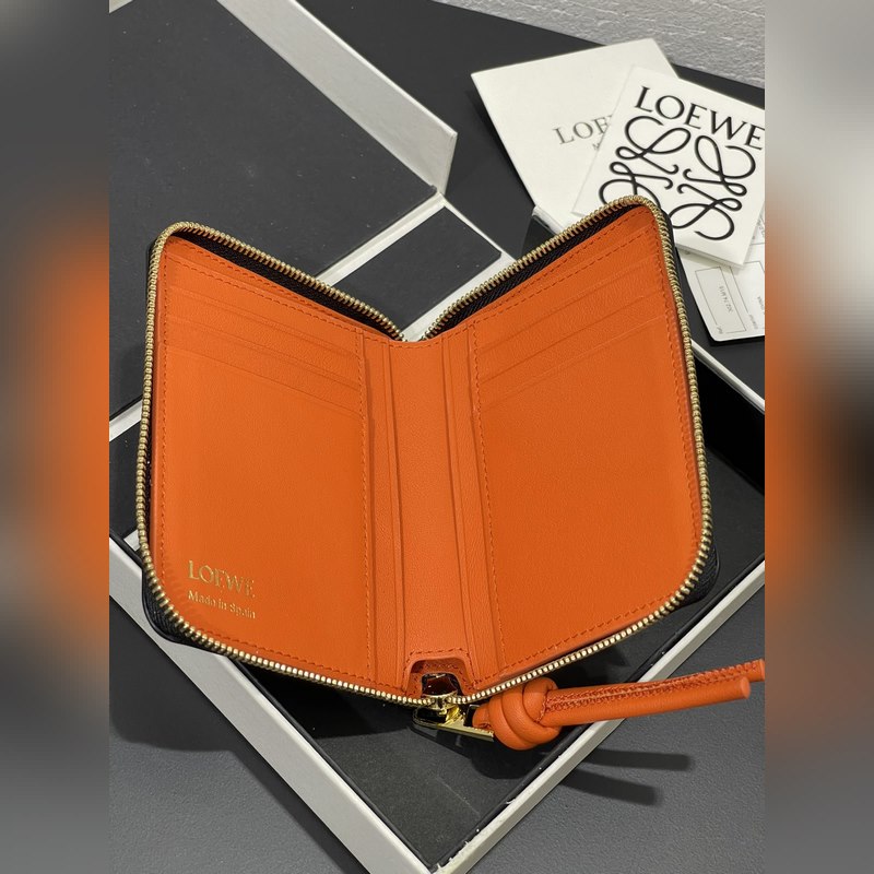 亮面納帕牛皮繩結拉鍊錢包，內裡綿羊皮、拼色繩結拉牌，六個卡位和拉鍊隔層。正品￥