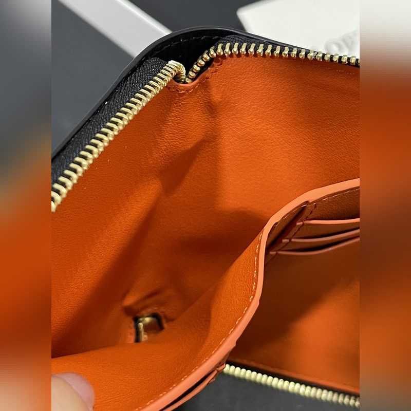 亮面納帕牛皮繩結拉鍊錢包，內裡綿羊皮、拼色繩結拉牌，六個卡位和拉鍊隔層。正品￥