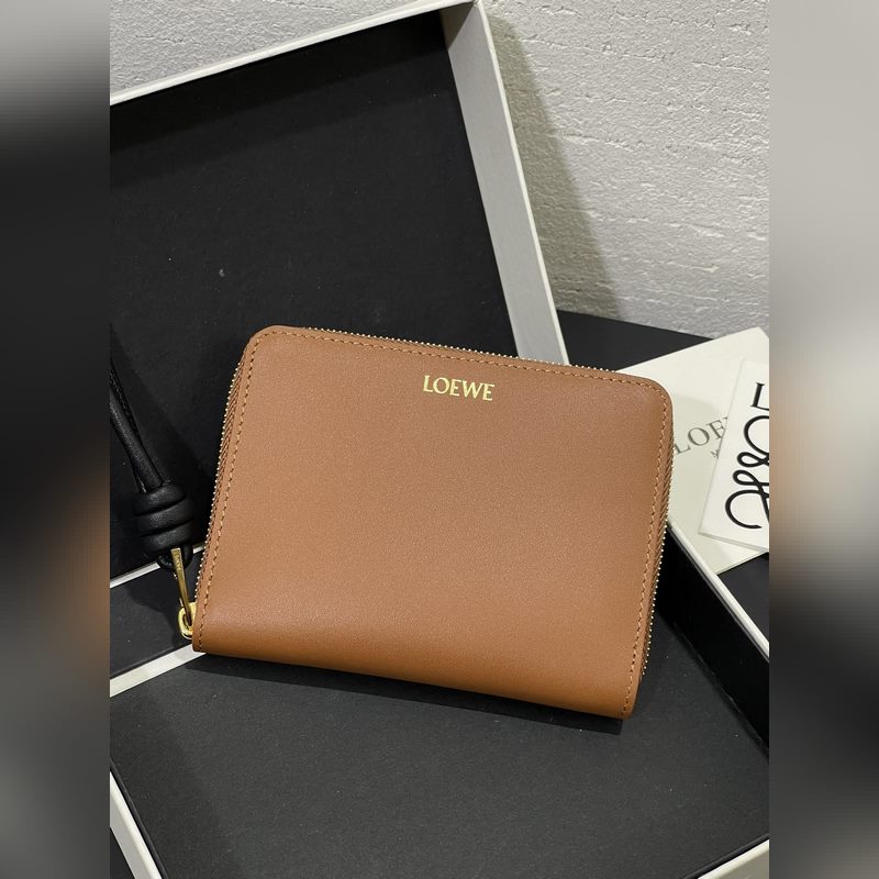 亮面納帕牛皮繩結拉鍊錢包，內裡綿羊皮、拼色繩結拉牌，六個卡位和拉鍊隔層。正品￥