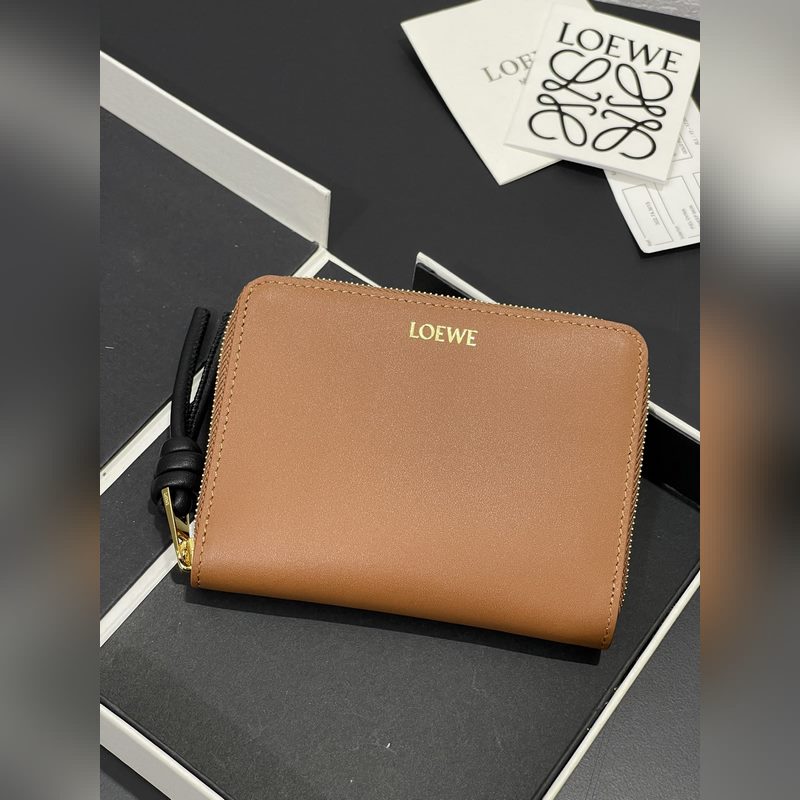 亮面納帕牛皮繩結拉鍊錢包，內裡綿羊皮、拼色繩結拉牌，六個卡位和拉鍊隔層。正品￥