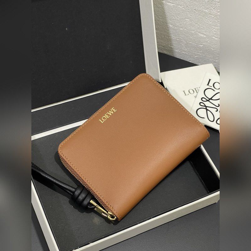 亮面納帕牛皮繩結拉鍊錢包，內裡綿羊皮、拼色繩結拉牌，六個卡位和拉鍊隔層。正品￥