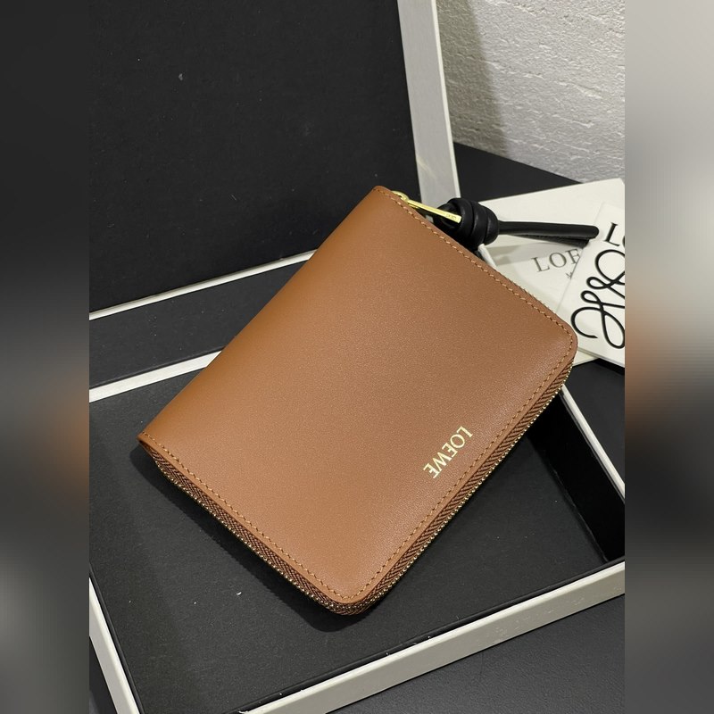 亮面納帕牛皮繩結拉鍊錢包，內裡綿羊皮、拼色繩結拉牌，六個卡位和拉鍊隔層。正品￥