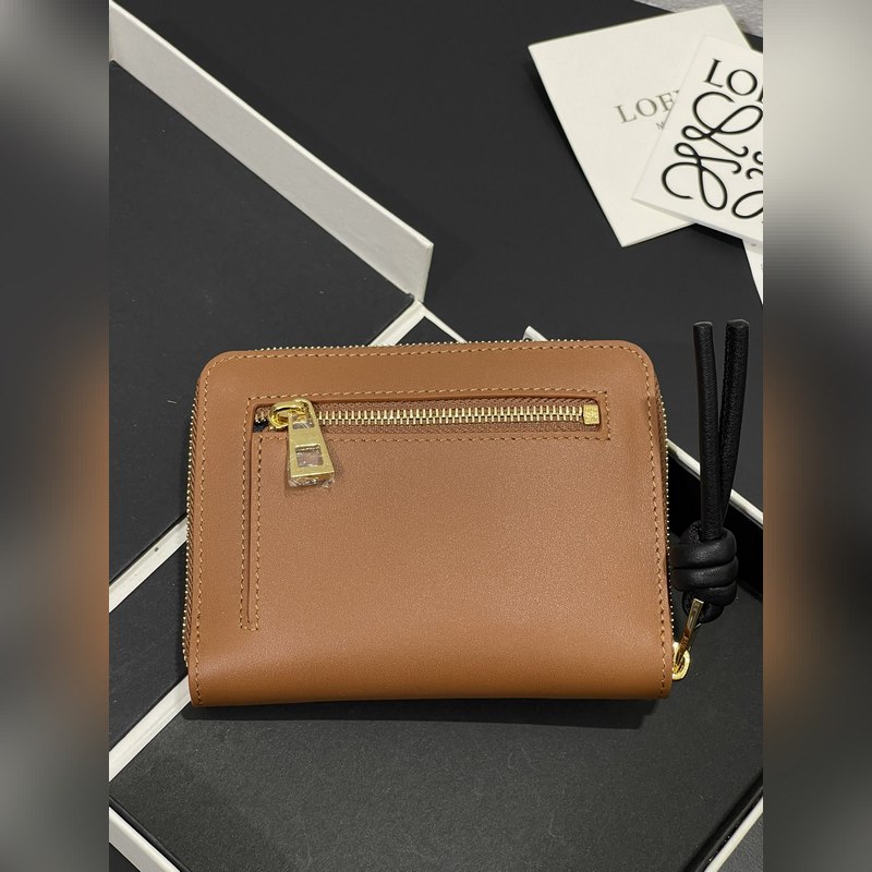 亮面納帕牛皮繩結拉鍊錢包，內裡綿羊皮、拼色繩結拉牌，六個卡位和拉鍊隔層。正品￥