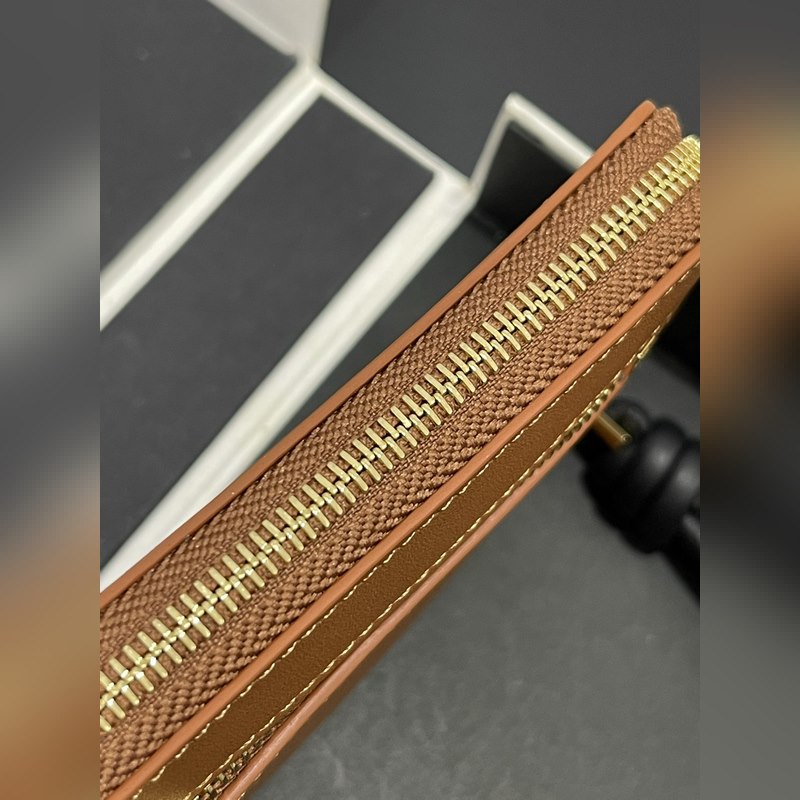 亮面納帕牛皮繩結拉鍊錢包，內裡綿羊皮、拼色繩結拉牌，六個卡位和拉鍊隔層。正品￥