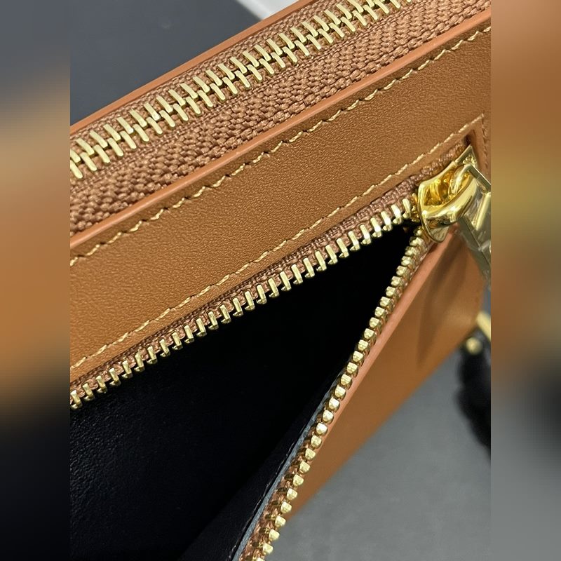 亮面納帕牛皮繩結拉鍊錢包，內裡綿羊皮、拼色繩結拉牌，六個卡位和拉鍊隔層。正品￥