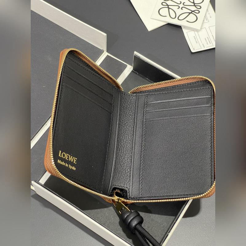 亮面納帕牛皮繩結拉鍊錢包，內裡綿羊皮、拼色繩結拉牌，六個卡位和拉鍊隔層。正品￥