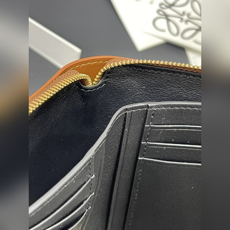 亮面納帕牛皮繩結拉鍊錢包，內裡綿羊皮、拼色繩結拉牌，六個卡位和拉鍊隔層。正品￥